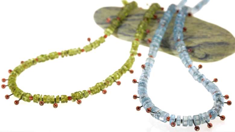 Halsketten aus der Sonnentau-Serie: links Peridot, Granatkugeln aufgestiftet, 925/000 Silber (geschwärzt) - rechts Aquamarin, Granatkugeln aufgestiftet, 925/000 Silber (geschwärzt)