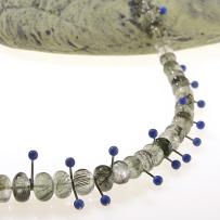 Halskette aus der Sonnentau-Serie: Turmalin QUarz, Lapislazuli Kügelchen, 925/<sub>000</sub> Silber geschwärzt